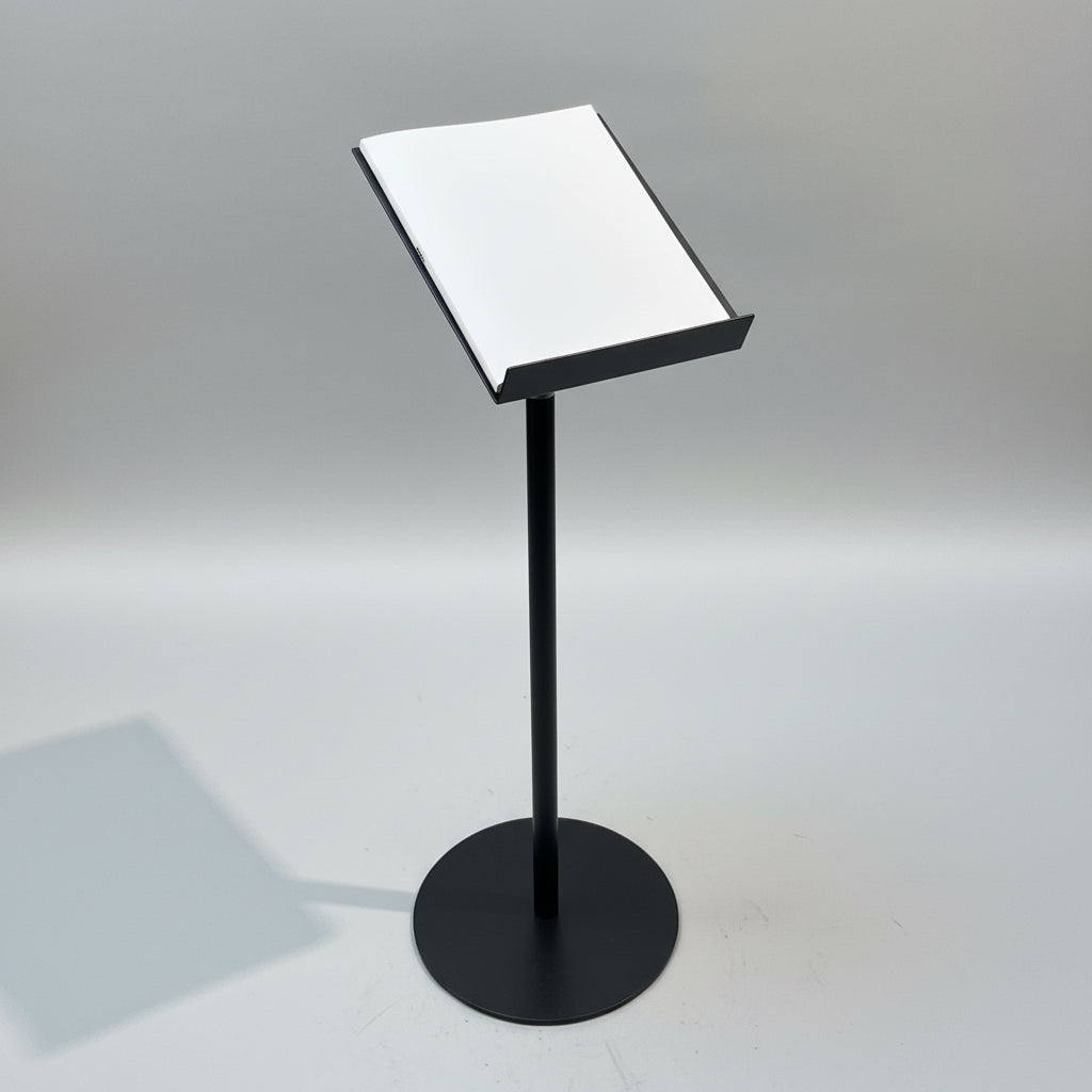 Brochureholder t/ gulv. Plade ( 22 x 31 ) med forkant til brochure, skjorter mv. H66-122 cm. Tung fod