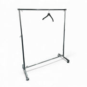 Spacey konfektions- / tøjstativ med hjul, krom.