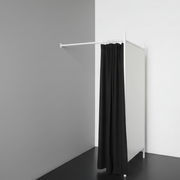 1-sidet prøverum. Sæt med stel i hvid, inkl.1 forhæng i sort, plade i hvid. B 100 x D100 x H 210 cm.