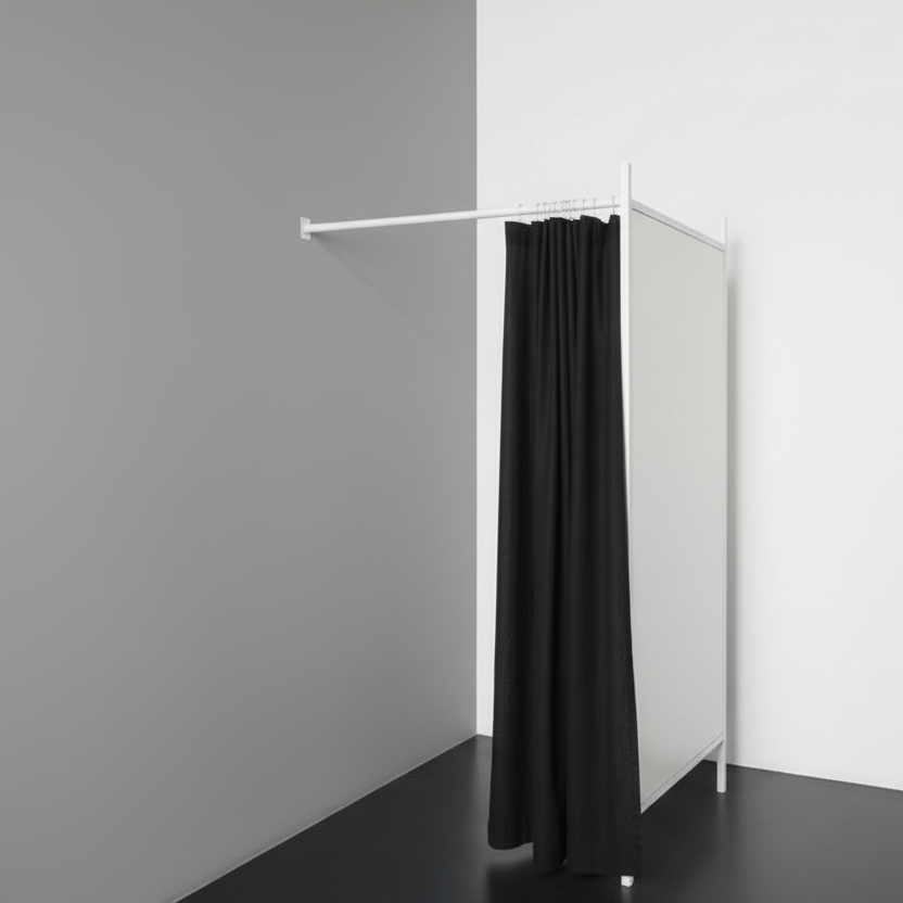 1-sidet prøverum. Sæt med stel i hvid, inkl.1 forhæng i sort, plade i hvid. B 100 x D100 x H 210 cm.