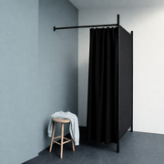 1-sidet prøverum. Sæt med stel i sort, inkl.1 forhæng i sort, stofsider i sort. B 100 x D100 x H 210 cm.