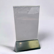 Kyltinpidike sis. A6-akryylin mustalla muovijalustalla. 10,5 x 6,5 x K 19 cm.