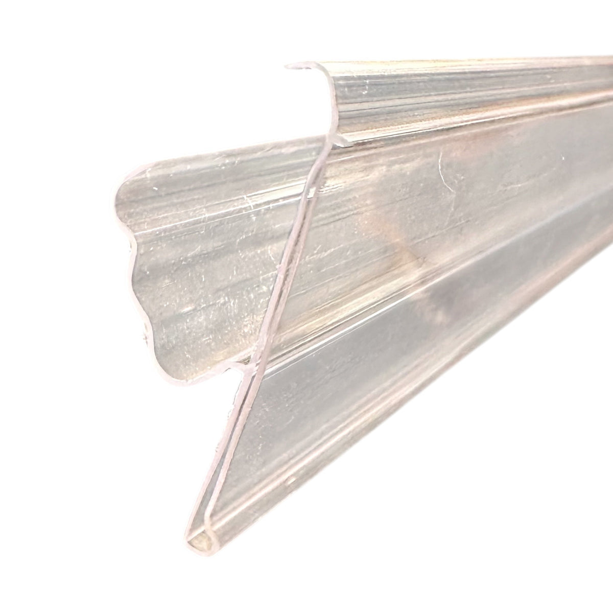 Dataliste med hyldegreb i klar plast – 98,8 cm x H3,9 cm