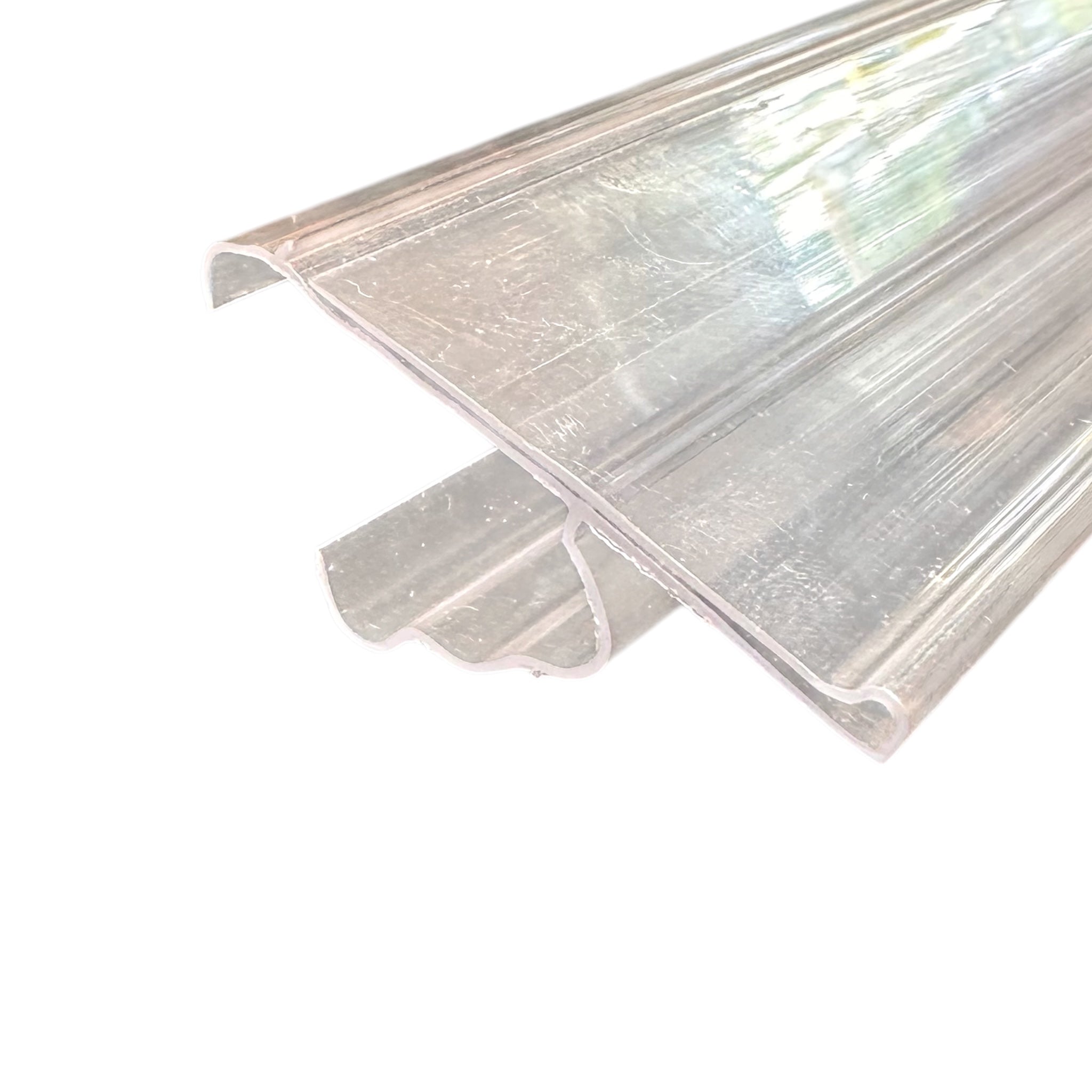 Dataliste med hyldegreb i klar plast – 98,8 cm x H3,9 cm