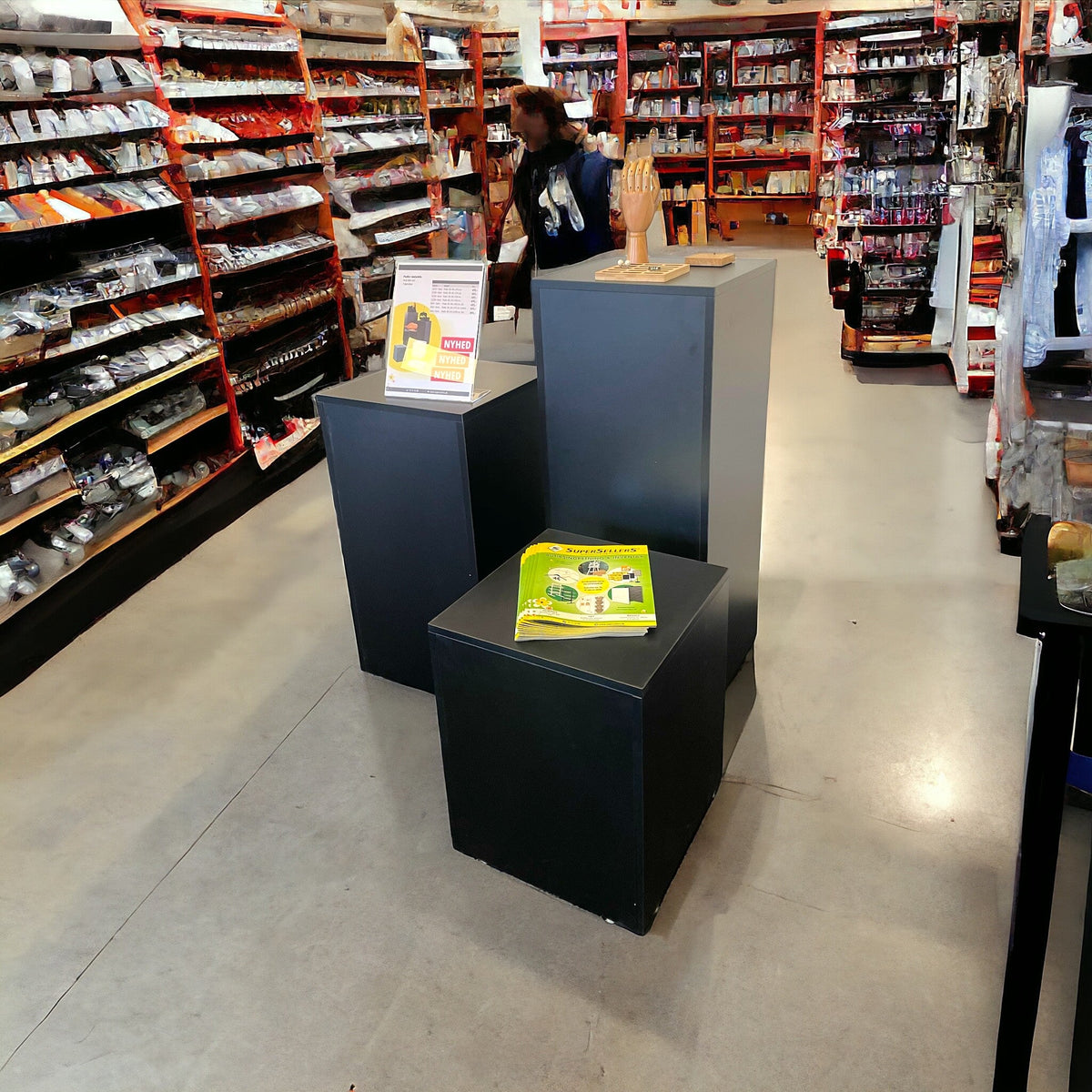 Sort podiesæt brugt til varepræsentation i butik