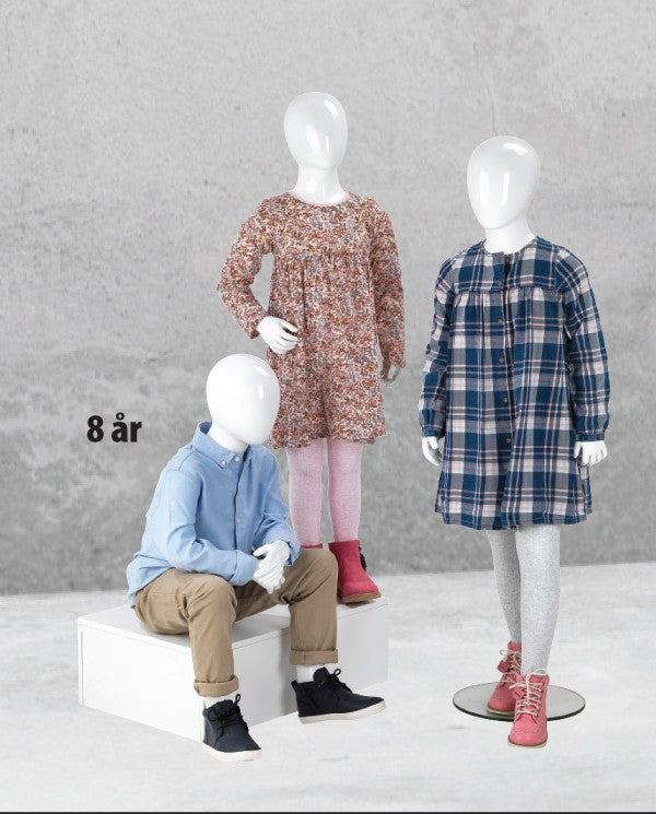 Børnemannequin 8 år siddende i hvid high gloss