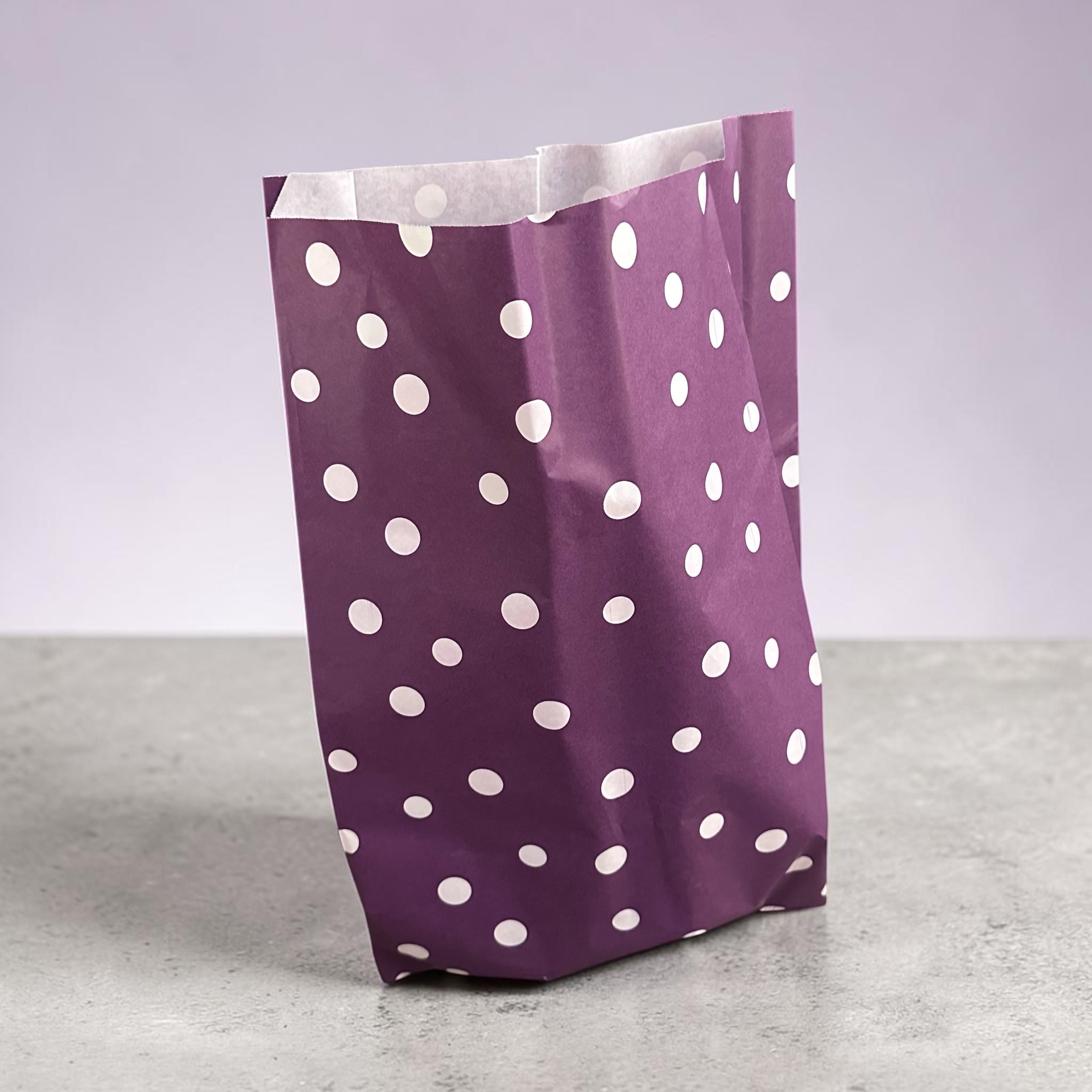 Gavepose, lilla med prikker. H49 cm. 250 stk.