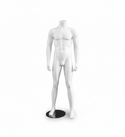 3000 herremannequin. Hvid uden hoved. Rund metalfod. H 175 cm. Model A, står med spredte ben