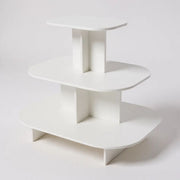 Pyramída oval - 3-lagsborð. Hvítt melamin. L 120 x D 90 x H 106 cm. Avrundað pallur 3 støð