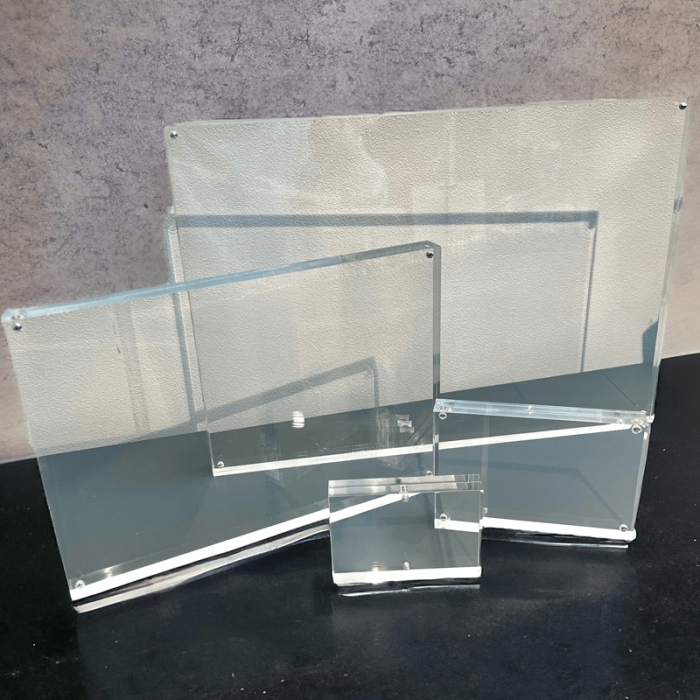 Magnetisk skiltahaldari, A5, B 15 x D 2 x H 21 cm, klár akryl