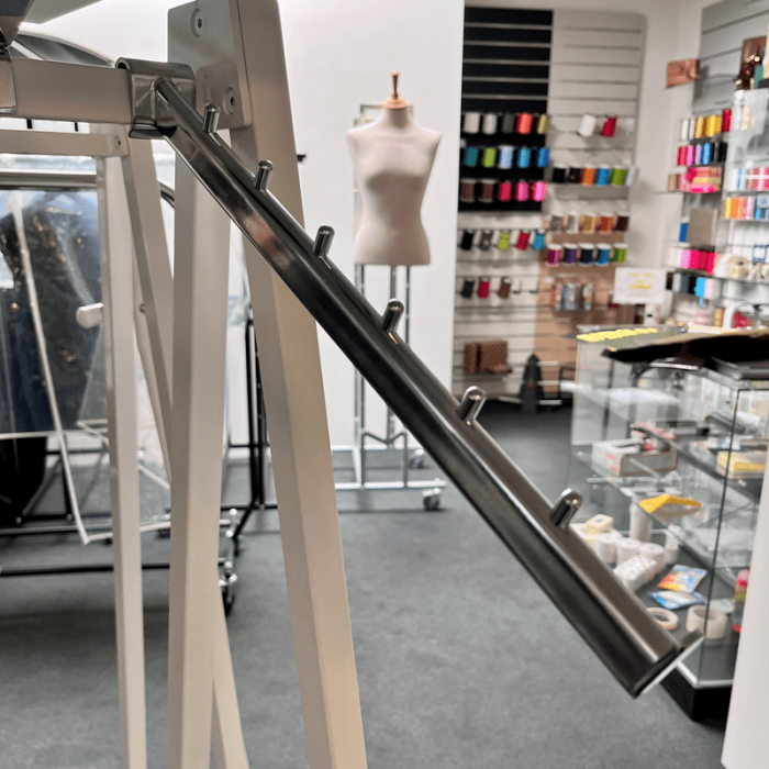 skrå frontheng, við 7 knoppar, til ovalur. Skrautstong, krom