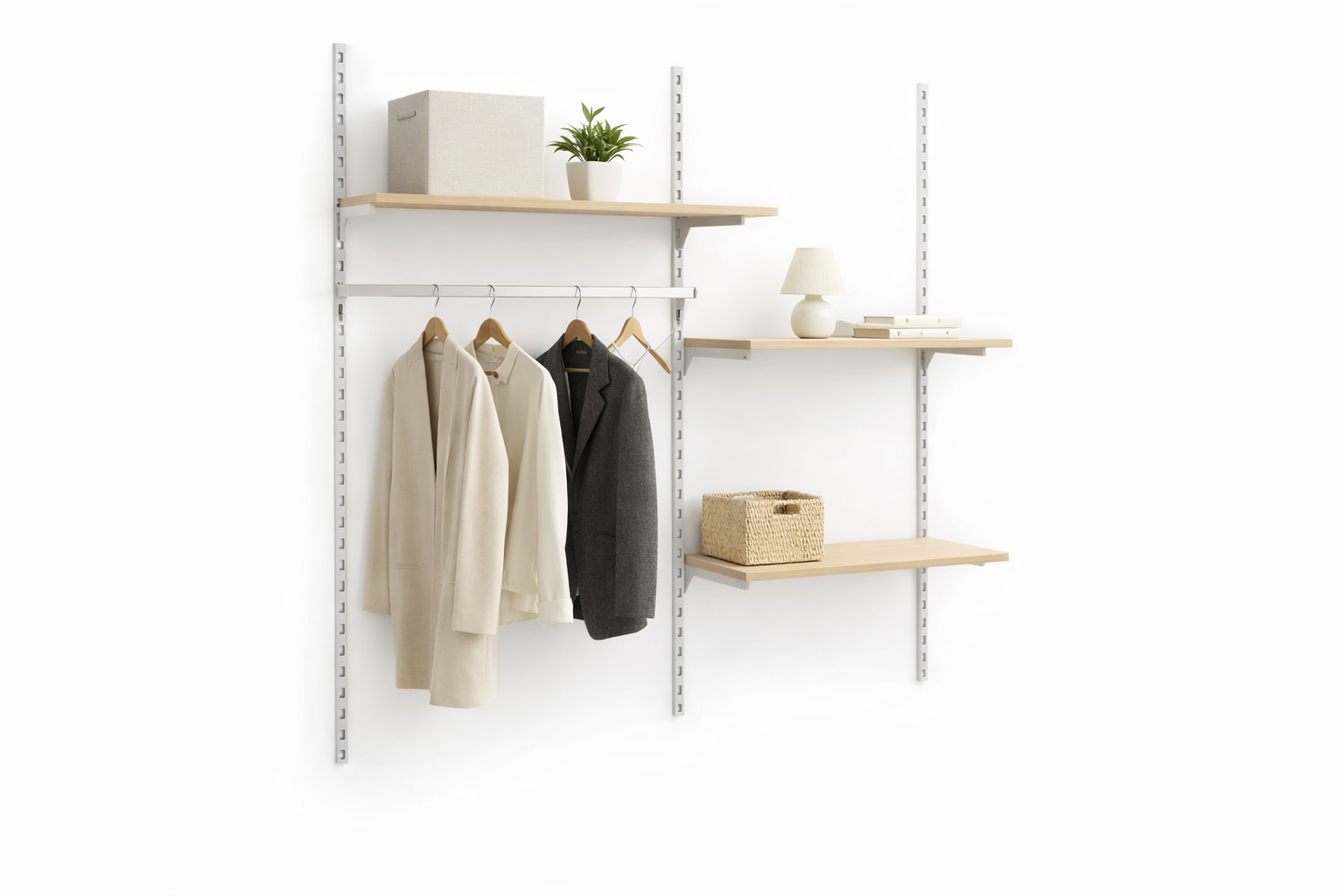Entrévæg med Framework vægskiner i hvid, hylder og bøjlestang. Som vist