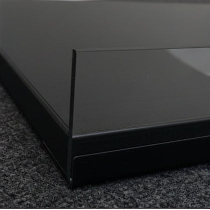 Melamínhilla svört, skáskorin, með svörtum frambrún, 61 x 37 cm