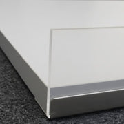 Melaminhylde grå, skrå, med forkant i krom, 61 x 37 cm