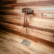 Hook display in brushed satin. H 121-141.