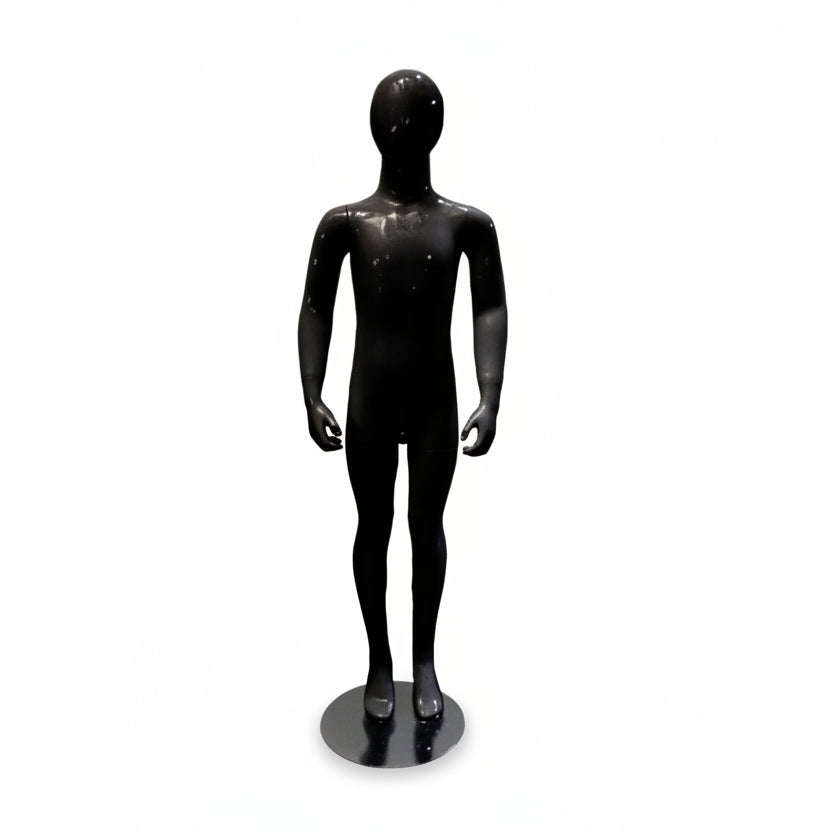 Børnemannequin. Sort high gloss med hoved. 8-10 år. H134 cm. Stående