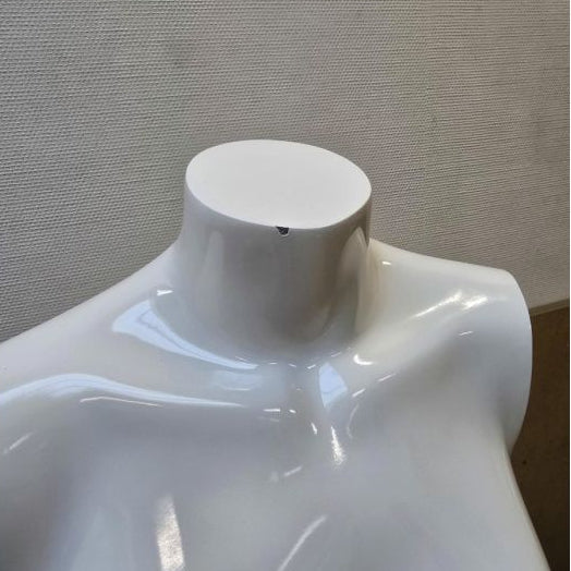 Kvinnutorso í fiberglass. Hvítur high gloss uttan høvud. Torso við mjørum. Á fótplátu.