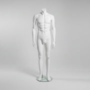Headless herremannequin. Hvid, mat. Står ret - trænet