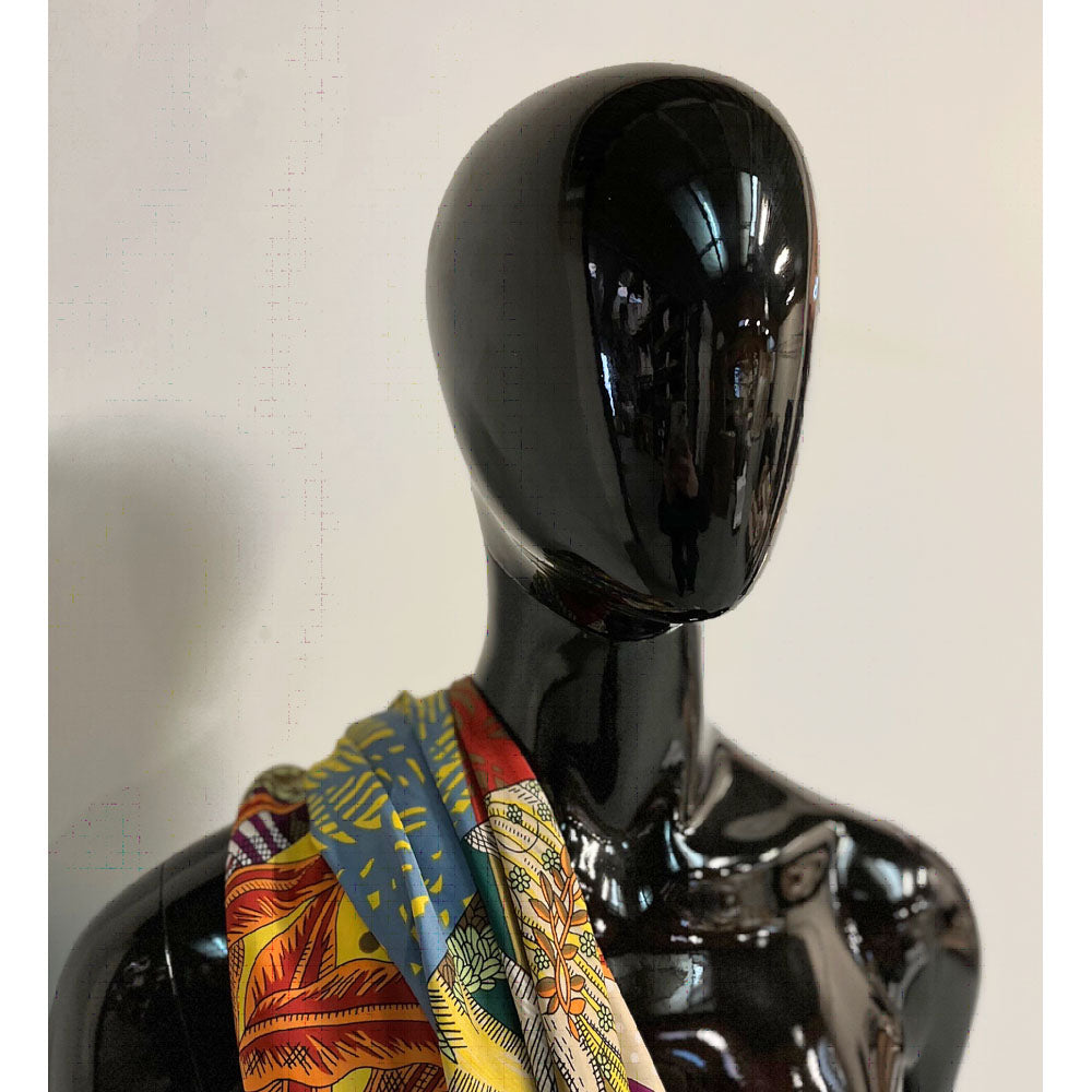 Faceless damemannequin. Sort high gloss med Faceless hoved. Kan bruges med eller uden hoved. Model B