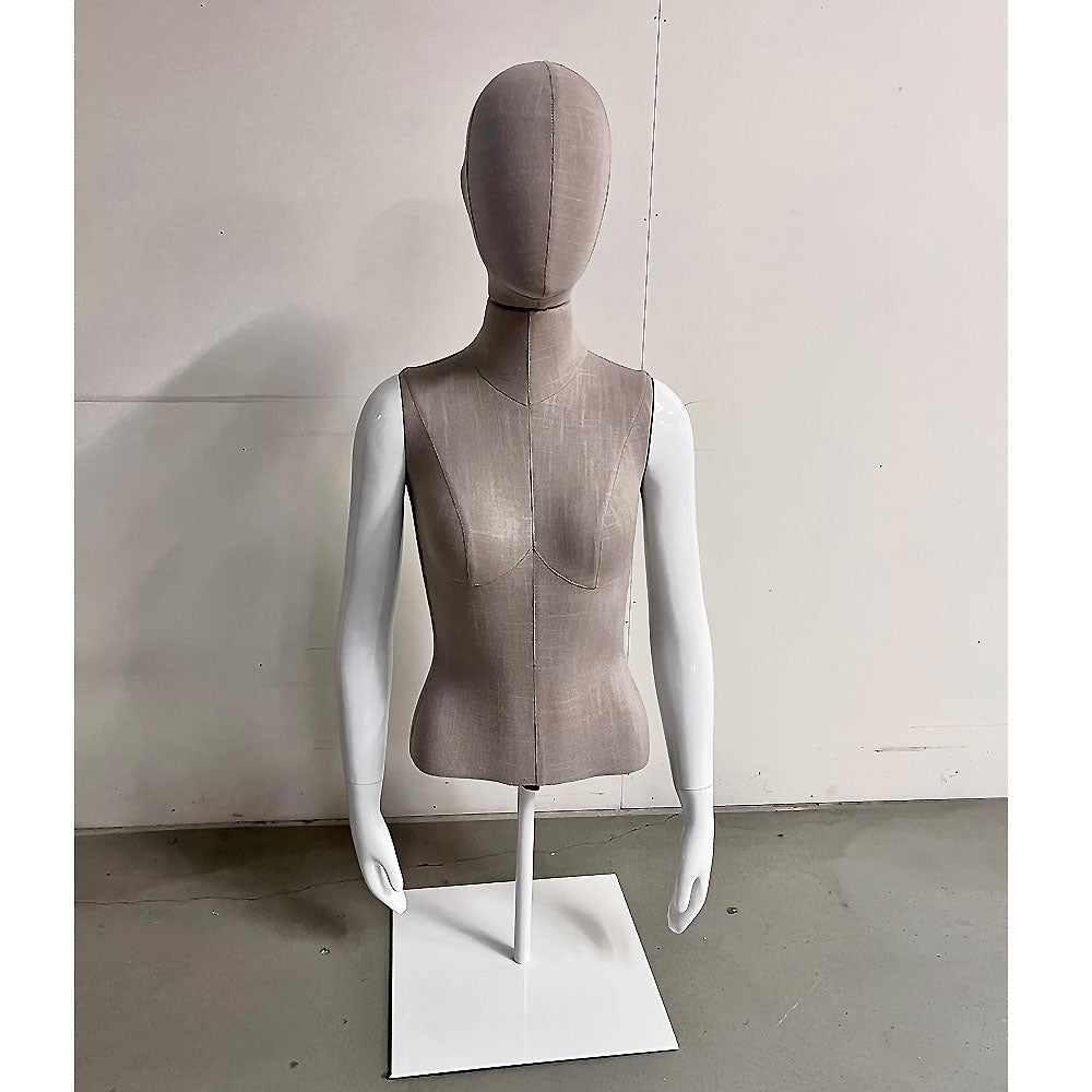Dame overdel, kort - torso med hoved m. net, egghead, øre i hørfarvet. Metal fodplade. Hvid high gloss. Luffehænder. Til bord display