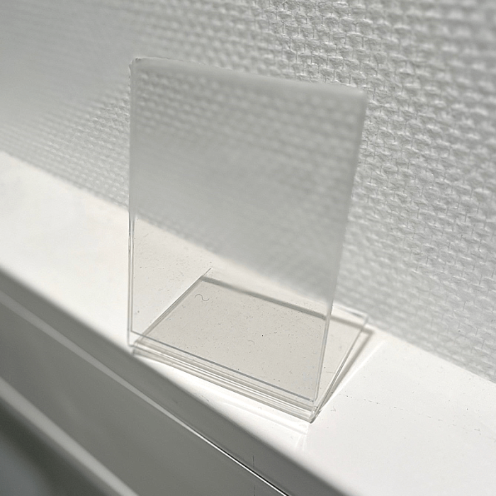 Skiltahaldari til borð, skráin A7 uttan 2mm. (Skiltamáti B7,4 cm H10,3 cm)