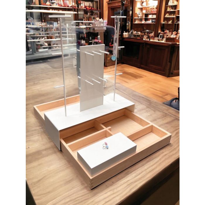 Korujakkara, puinen jakaja-alusta, valkoinen tarvike