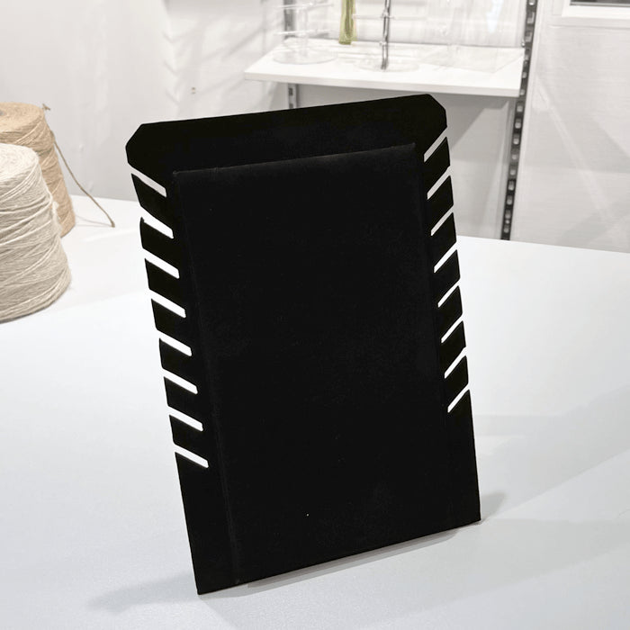 Kaulakorujohdin. 8 ketjua. 19 x K28 cm. Musta Flock