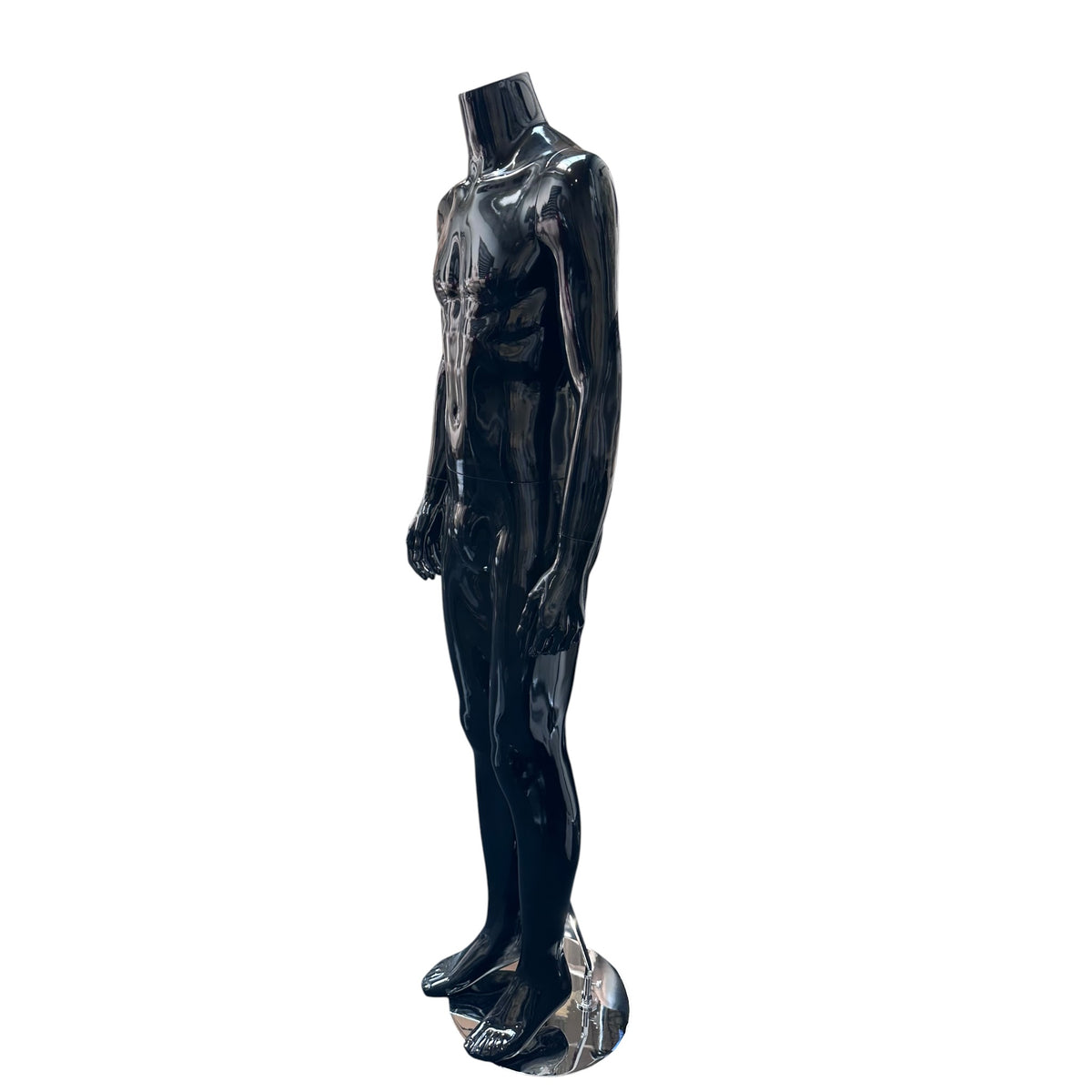 Familju mansmannekin. Svørt høgglans uttan høvud. Rund føtur í gleri. H175 cm. Modell B - stendur rætt