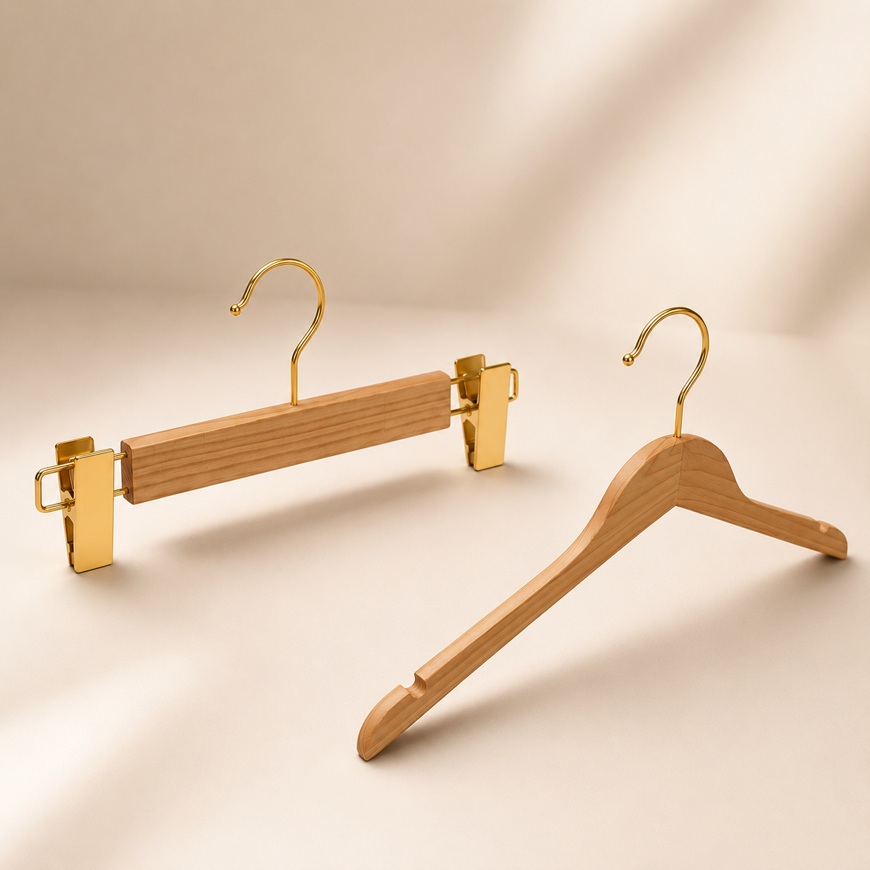 Beech trouser hanger with strong clips, "gold" hook and clamps, 31 cm.