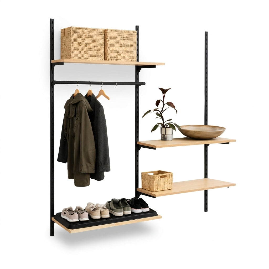 Vægsæt med Framework skinner i sort, hylder i bøg og bøjlestang. Mål: ca. 185 x H244 cm. Som vist. Entré, garderobe og Walk-in.