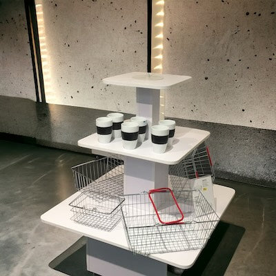 Pyramide, i varm hvid melamin, 40 / 60 / 90 x H120 cm