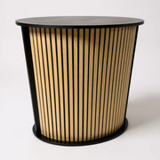 Buet disk med hylde. Front med akustikplade / trælameller. B104 x D43 x H105 cm.