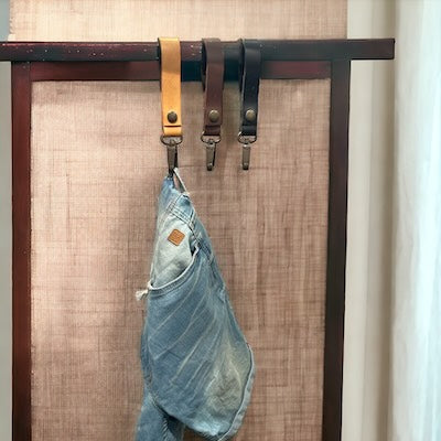 Liðband av leðri við karabinhaka. Finnst í 4 litum