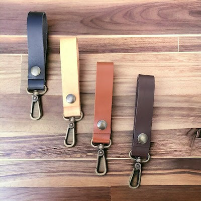 Liðband av leðri við karabinhaka. Finnst í 4 litum