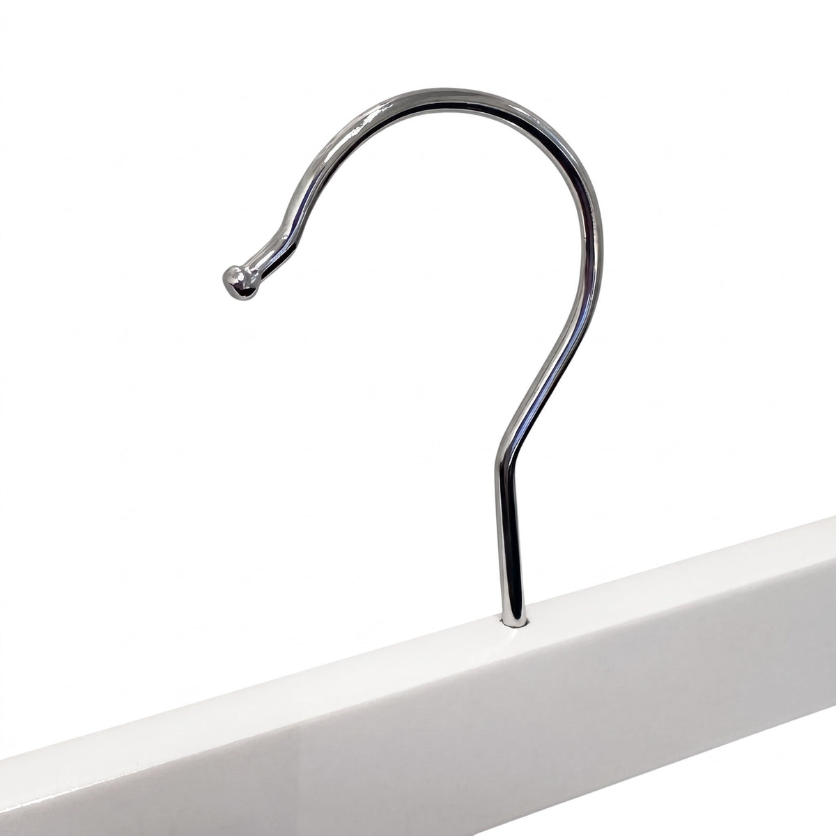 SuperSellerS hvid junior træbøjle med blank metalkrog og hak til tøj, 32 cm bred