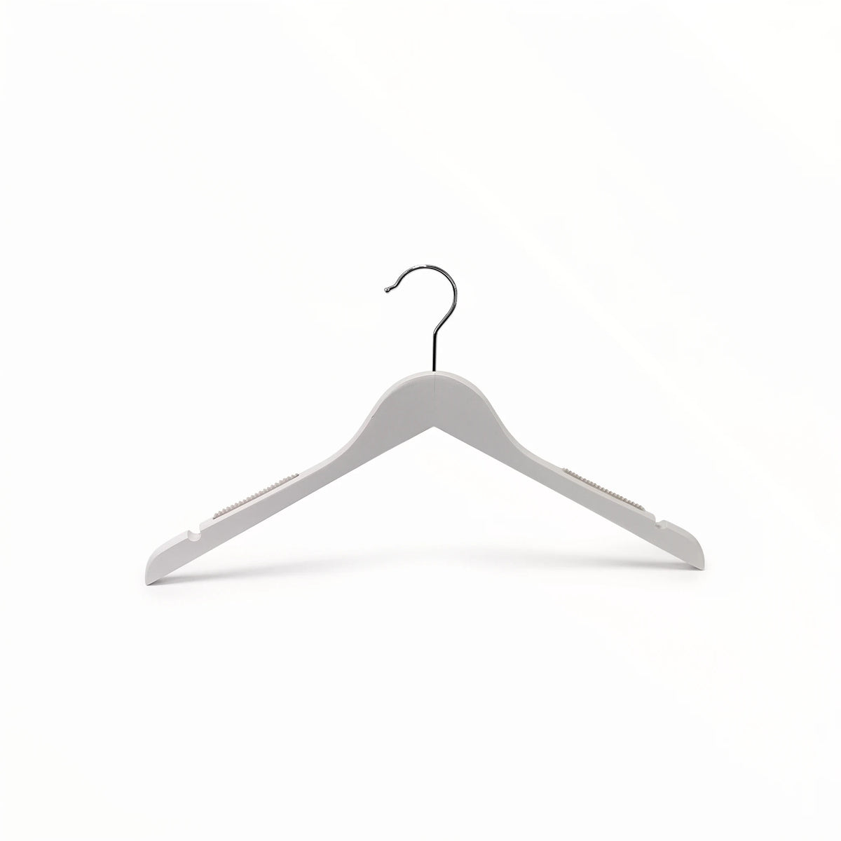 Hvid SuperSellerS træbøjle til voksne med skridsikker gummi og hak på skuldrene, 45 cm bred og 12 mm tyk.