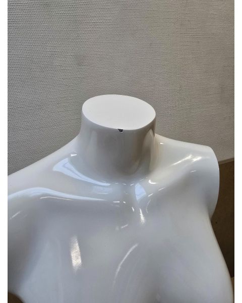 Dametorso i  glasfiber. Hvid high gloss uden hoved. Torso med hofter. På fodplade. 