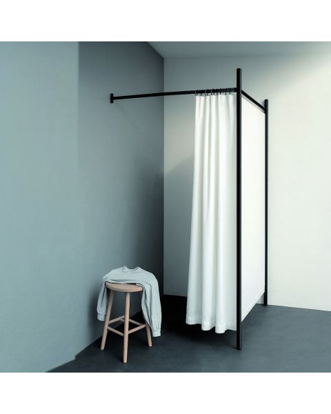 Prøverum til butik – 1-sidet prøverum. Sæt med sort stel og forhæng. ( B 100 x D 100 x H 210 cm.) - Vælg farve på forhæng