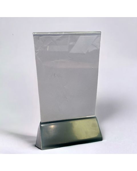 Skilteholder inkl. A6 akryl med sort plastik fod.10,5 x 6,5 x H 19 cm.