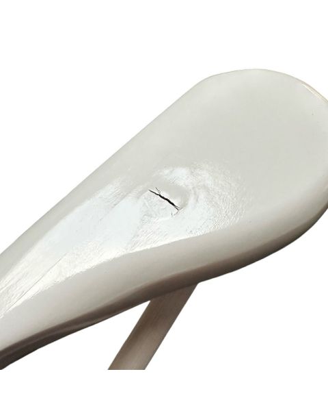 Træbøjle, massiv, vinklet, voksen, ekstra kraftig, med skridsikker buksestang, hvid, 13/50 mm tyk, 45 cm - med enkle afskalninger