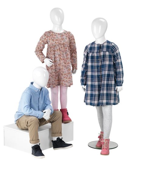 Børnemannequin, 8 år,med hoved, uden ansigt, hvid high gloss, siddende