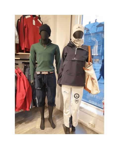 Damemannequin med lige arme og hoved uden ansigtstræk. H 180 cm. Børstet satin fodplade. Vælg farve sort eller hvid
