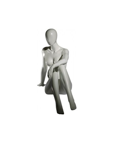 Faceless damemannequin. Hvid, mat med faceless hoved. Siddende