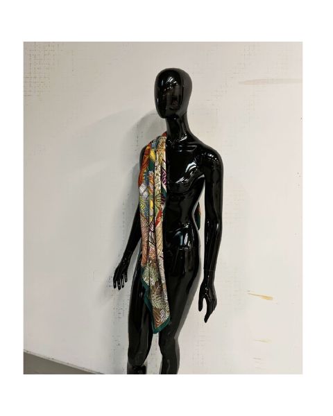 Faceless damemannequin. Sort high gloss med faceless hoved. Kan bruges med eller uden hoved. Model B