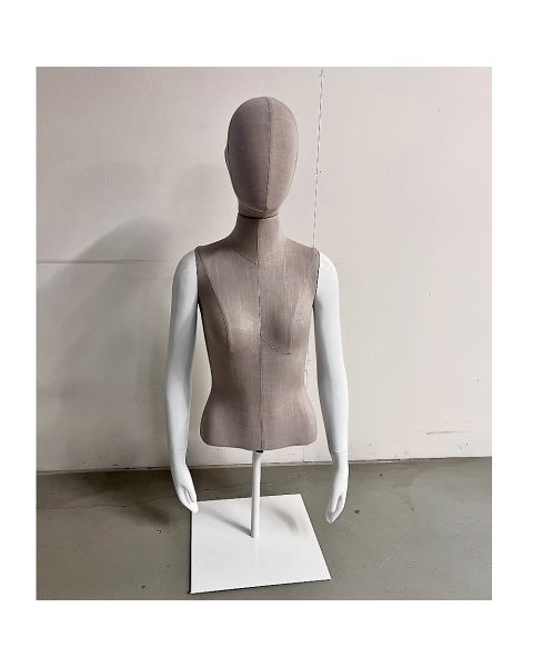 Dame overdel, kort - torso med hoved m. net, egghead, øre i hørfarvet. Meltal fodplade. Hvid high gloss. Luffehænder. Til bord display
