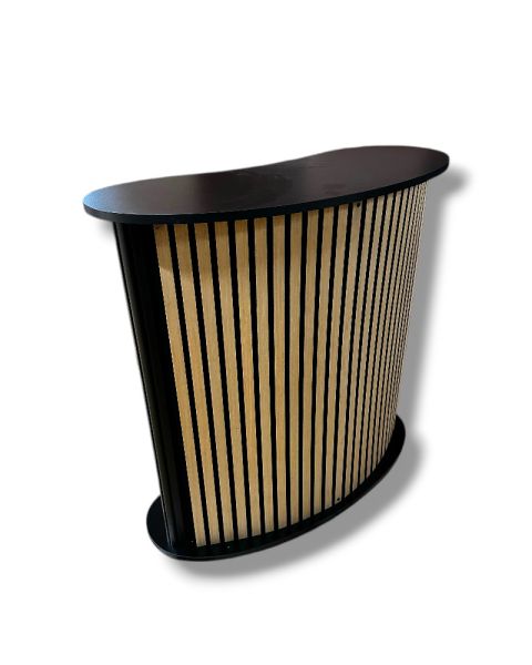 Buet disk med hylde. Front med akustikplade / trælameller. B104 x D43 x H105 cm.