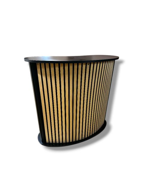 Buet disk med hylde. Front med akustikplade / trælameller. B104 x D43 x H105 cm.