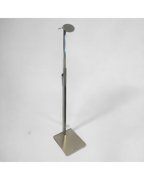 Taskedisplay, højdejusterbar, med firkantet fod, børstet satin. ovalrund ophæng, H42-71 cm