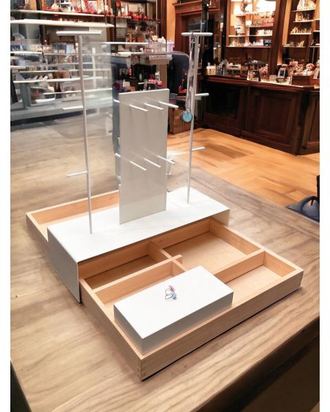 Smykkebakke, træbakken med rumdeling, hvidt tilbehør