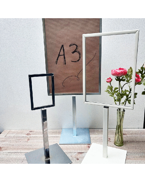 Menukort holder i metal på fod / firkantet